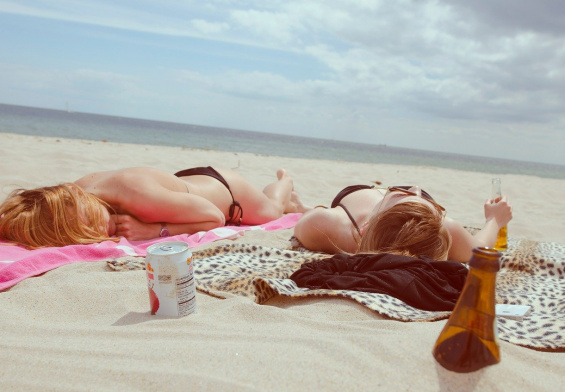 opalające się na plaży dwie dziewczyny