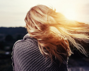 dziewczyna stojąca tyłem