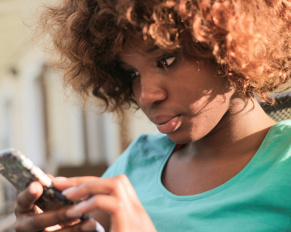 kobieta ze smartfonem