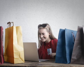 dziewczyna z zakupami