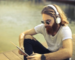 mężczyzna w słuchawkach