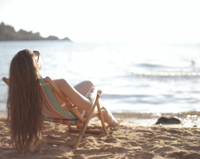 kobieta na plaży opala się