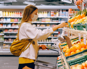 kobieta robi w sklepie zakupy