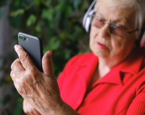 starsza osoba i smartfon