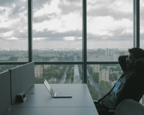 mężczyzna w biurze z laptopem