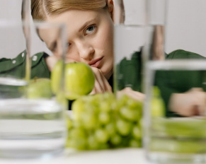 dziewczyna patrząca zza szklanek