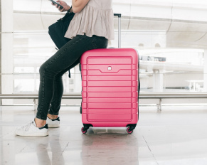 dziewczyna siedząca na walizce