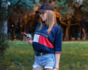 dziewczyna w spodenkach