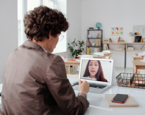 rozmowa w trybie zdalnym