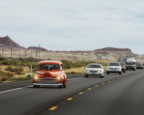 samochody jadące pod rodze