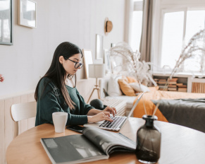 dziewczyna przed komputerem