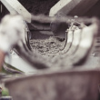 Korzyści i ryzyka związane z zastosowaniem pyłu krzemionkowego w produkcji betonu