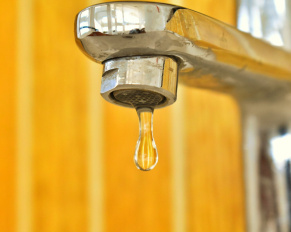 wyciek wody z kranu