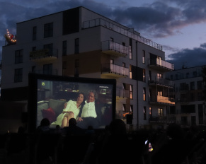 Kino letnie na Osiedlu Ja Sielska w Poznaniu, czyli sąsiedzka integracja pod gołym niebem!