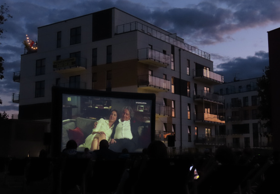 Kino letnie na Osiedlu Ja Sielska w Poznaniu, czyli sąsiedzka integracja pod gołym niebem!