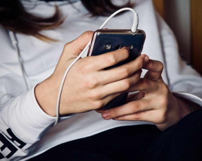 Telefony w szkole – prawo i praktyka