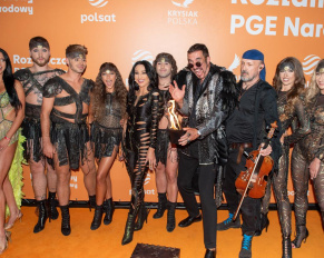 MAGIA I MUZYKA POŁĄCZYŁY SIŁY – JUSTYNA STECZKOWSKA LEWITUJĄCA NA PGE NARODOWYM DZIĘKI MARCINOWI MUSZYŃSKIEMU