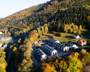 Workation jesienią – połączenie pracy i odpoczynku w Polsce. Dlaczego coraz więcej osób wybiera ten styl?