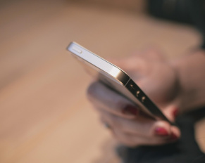 Telefony w szkole – prawo i praktyka