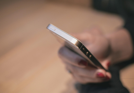 Telefony w szkole – prawo i praktyka