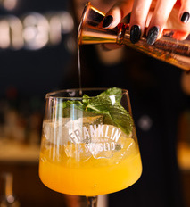 Polacy piją inaczej niż kiedyś: nie chcemy już „byle czego”. Ginnery Gin o tym, jak zmienia się polska kultura picia