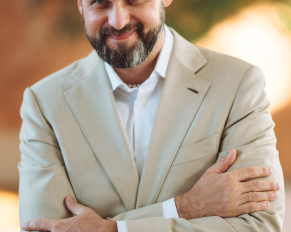 Uściskaj innych i… siebie! Dlaczego kontakt z drugim człowiekiem jest obecnie ważniejszy niż kiedykolwiek?