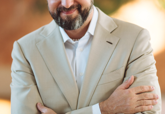 Uściskaj innych i… siebie! Dlaczego kontakt z drugim człowiekiem jest obecnie ważniejszy niż kiedykolwiek?