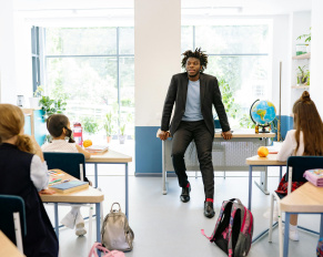 dlaczego-dzieci-ucza-sie-skuteczniej-w-ruchu-co-mowia-badania-i-obserwacje-nauczycieli