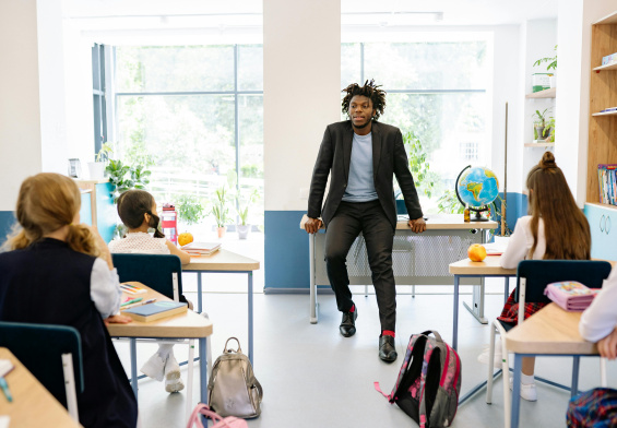 dlaczego-dzieci-ucza-sie-skuteczniej-w-ruchu-co-mowia-badania-i-obserwacje-nauczycieli