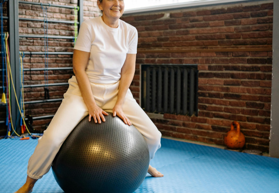 interaktywna-technologia-w-sluzbie-seniorom-magiczny-dywan-kinebi-wspiera-terapie-ruch-i-relacje-spoleczne