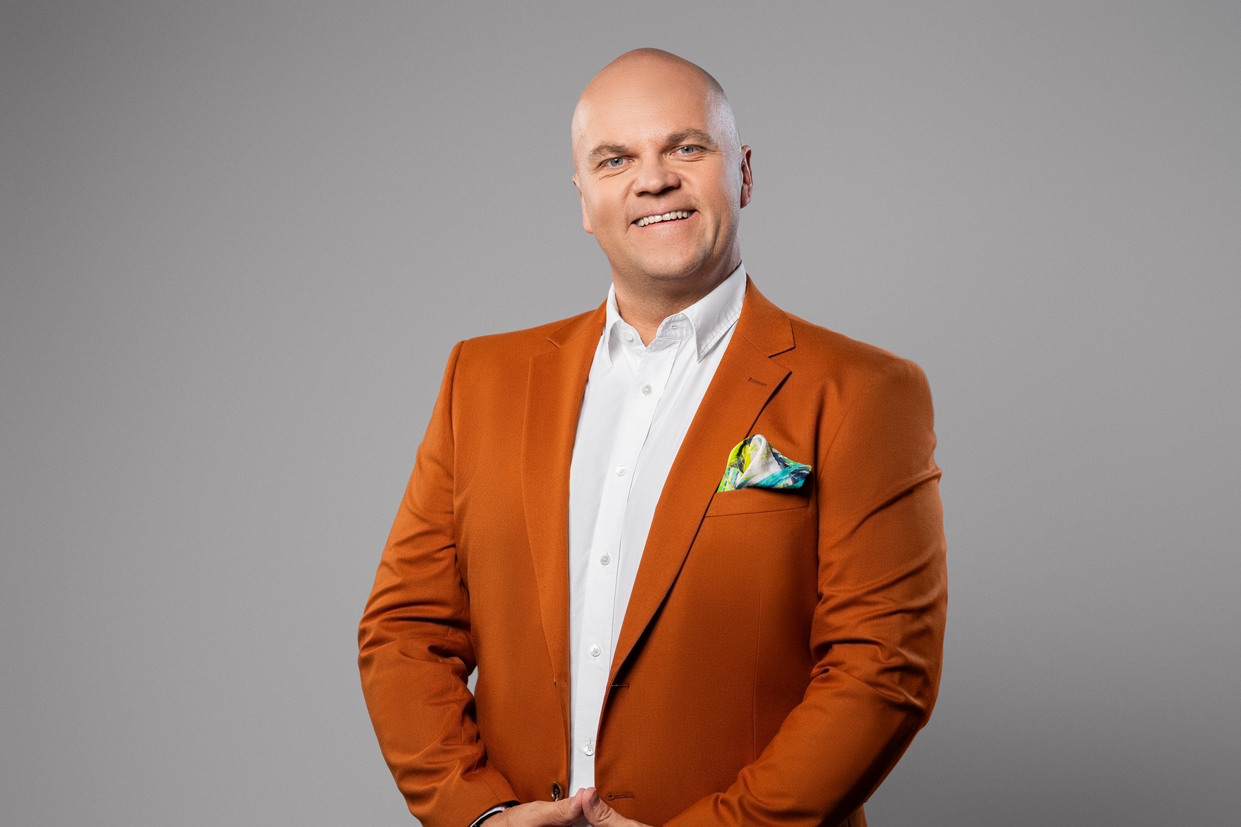 Bałagan w głowie kosztuje nas więcej niż myślimy. Jak uporządkować myśli w czasach przebodźcowania i zadbać o swój dobrostan?