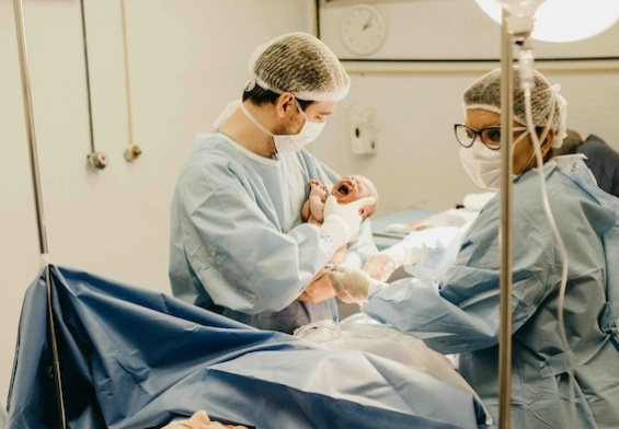 krew-podczas-porodu-ile-tracimy-i-kiedy-to-moze-byc-niebezpieczne